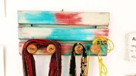Con listones de madera y esta práctica idea, creá este perchero para tus herramientas que es un 10