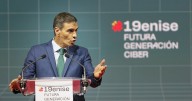 Sánchez se da un baño de masas en un acto oficial en León mientras fuera le afeaban su silencio ante un proyecto ferroviario