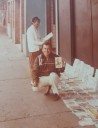 Dos generaciones unidas por los libros en el quiosco El Amigo Lector