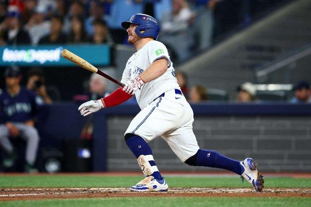 Alejandro Kirk hace historia como el primer catcher mexicano en llegar a la Serie Mundial