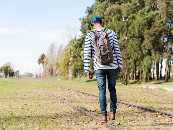 Qué significa caminar y mirar el piso, según la psicología
