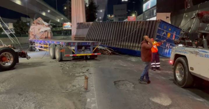 ¡Accidente en Periférico Norte! Tráiler se vuelca y el chofer huye del lugar