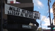 "Milei, milagro es llegar al 15 del mes", el pasacalles a metros de donde se presenta el Presidente