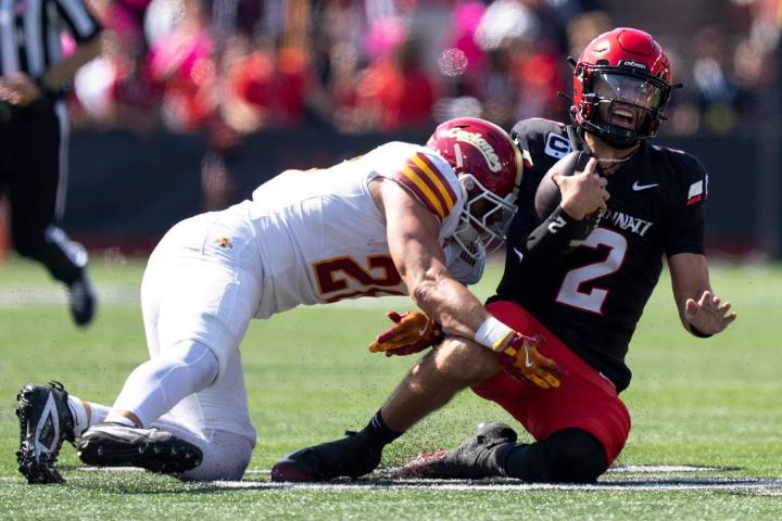 Deadspin | Cincinnati hands No. 14 Iowa State first loss