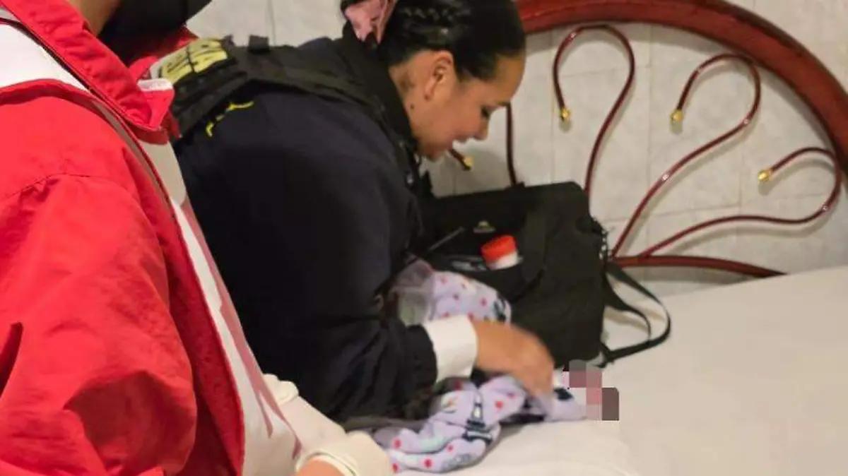 Policía Morelia atiende a una mujer en labor de parto en la Obrera