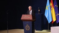 Eduardo Mendoza recibe el Princesa de Asturias: "Ser un proveedor de felicidad es el mejor elogio y me gustaría que fuera cierto"