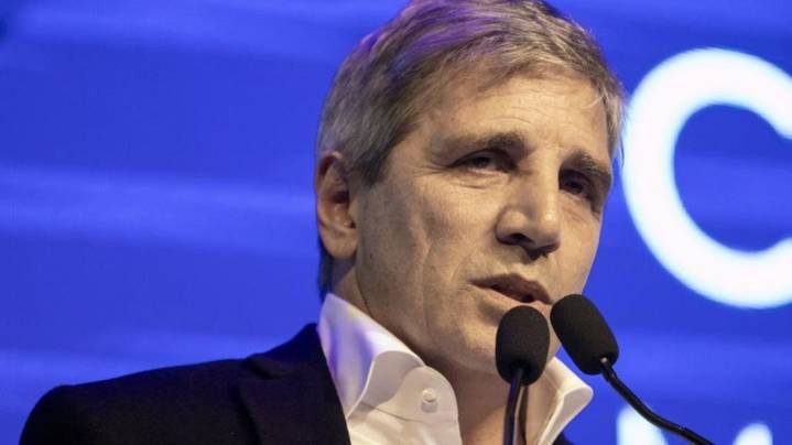 Caputo anunció una baja del impuesto a las Ganancias para trabajadores y jubilados tras las elecciones