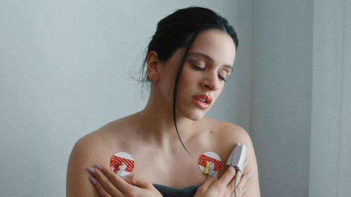 Una orquesta, un corazón abollado, Blancanieves y plumas en las sienes: el nuevo videoclip de Rosalía