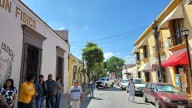 Maestros de Educación Física bloquean avenida Pino Suárez en Oaxaca
