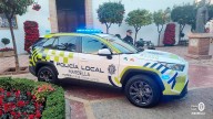 Dos heridos tras empotrarse un coche contra una peluquería en Marbella