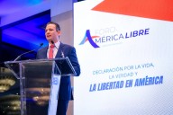 Defiende alcalde valores democráticos en foro 