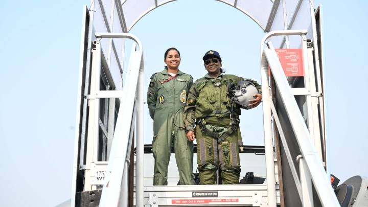 President poses with woman Rafale pilot Pakistan falsely claimed to have captured