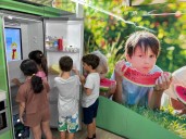 El “Frutibús” llega a Tomares para enseñar a los más pequeños a comer sano y divertirse