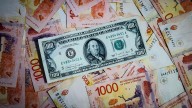 Estados Unidos comienza a comprar pesos para facilitar la liquidez en dólares de Argentina