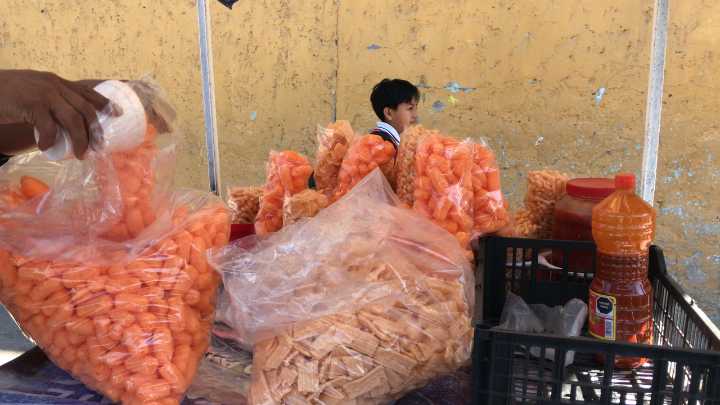 Retiran comida 'chatarra' a comerciantes afuera de escuelas de Durango