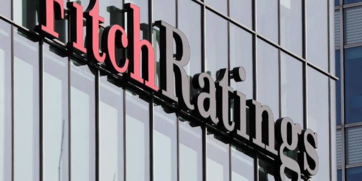 El apoyo de Estados Unidos frenó una baja en la calificación crediticia de Argentina, según Fitch Ratings