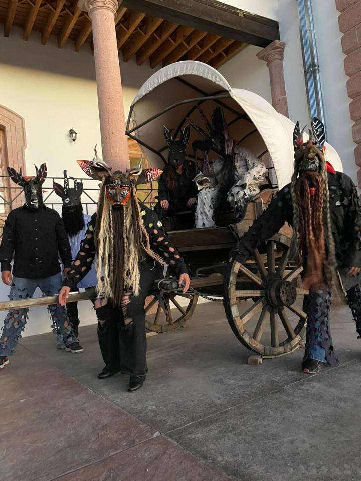 Organizan Misión Rural 9 y escuelas de El Sauz festival recuperando las tradiciones rarámuris en el marco del Día de Muertos