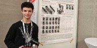 Un adolescente de 16 años construyó una mano robótica avanzada con piezas de juguete