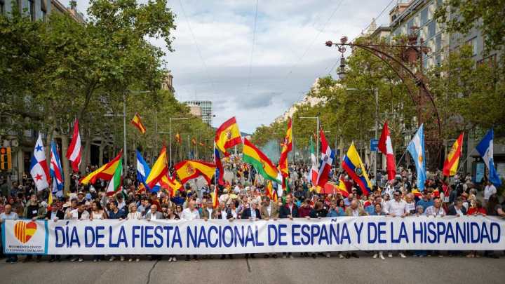 Centenares de personas se manifiestan en Barcelona por el Día de la Hispanidad