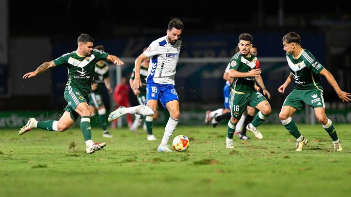 El Tenerife empata ante el Cacereño en un partido áspero