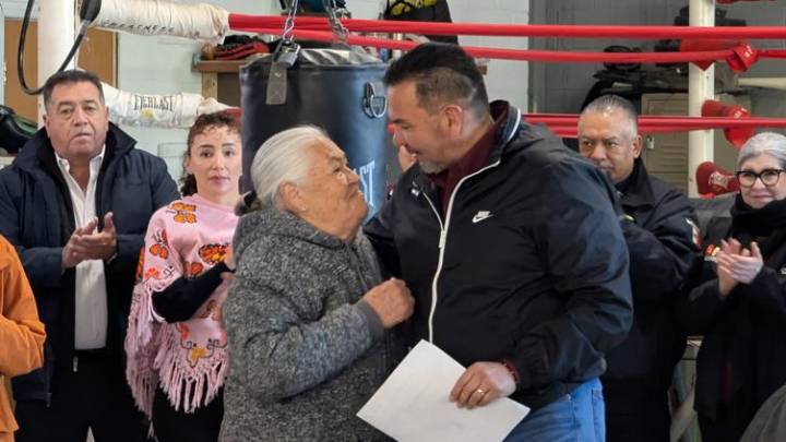 Entrega Cruz material y muebles a familias afectadas por lluvias