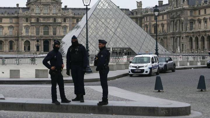 Robo en el Louvre en París: ladrones se llevan joyas de “valor inestimable” en solo siete minutos