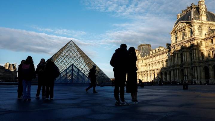 Abogada de un detenido por el robo en el Museo del Louvre afirma que su cliente "no midió lo q...