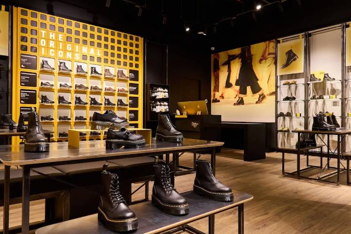 Tras irse de Chile por años: prestigiosa marca británica de zapatos abre nueva tienda en Parque Arauco