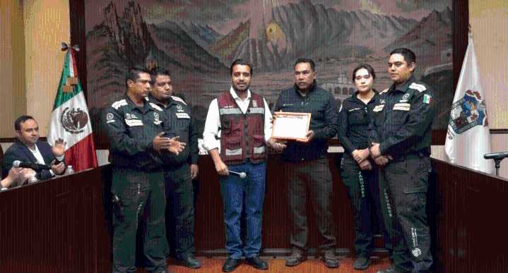 Reconocen a voluntarios que sofocaron incendio en Santa Catarina