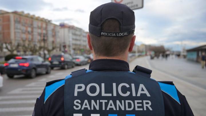 Lanza una botella con líquido inflamable contra el tendal de una vivienda de Santander y quema la ropa