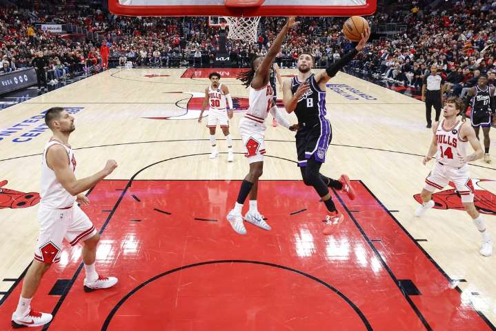 Deadspin | Bulls blow past Kings in Zach Levine's return to Chicago