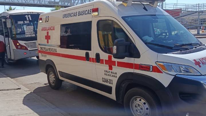 Mujer se desvanece en autobús en Torreón y genera pánico entre los pasajeros