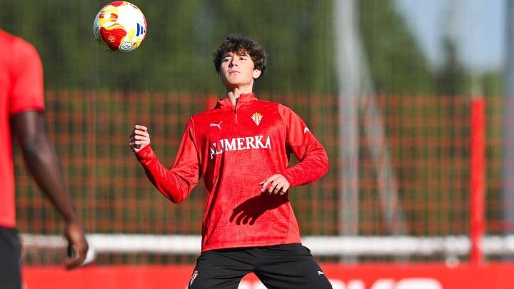 Análisis: Así juega Riestra, el rápido y vertical juvenil del Sporting que sueña con debutar en liga