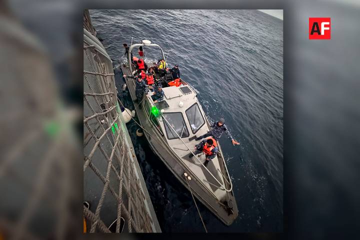 Marina rescata a 17 personas a la deriva frente a costas de Ensenada