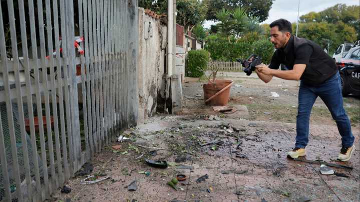 El coche de un destacado periodista de investigación italiano explota por una bomba frente a su casa