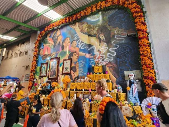 Instalan mega altar en mercado 20 de Noviembre para honrar a las almas