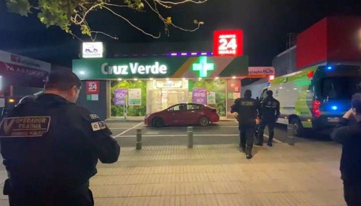 Mujeres realizaron violento robo en farmacia de Vitacura: golpearon y mordieron al guardia