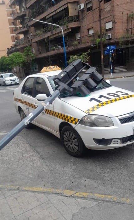 Cayó un semáforo en esquina de Barrio Norte sobre un taxi
