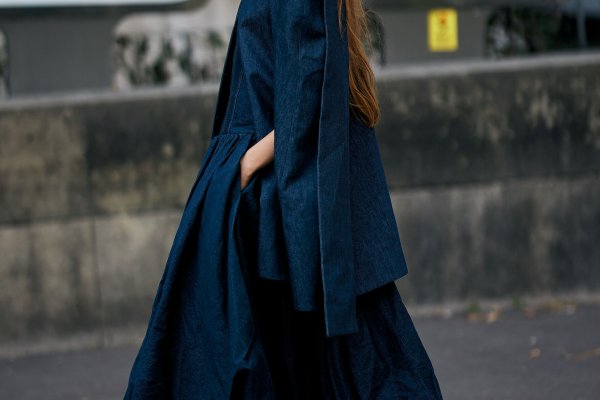 En mi último viaje a París confirmé que no todas las francesas llevan boina, pero la mayoría se pinta los labios de rojo y tiene este abrigo