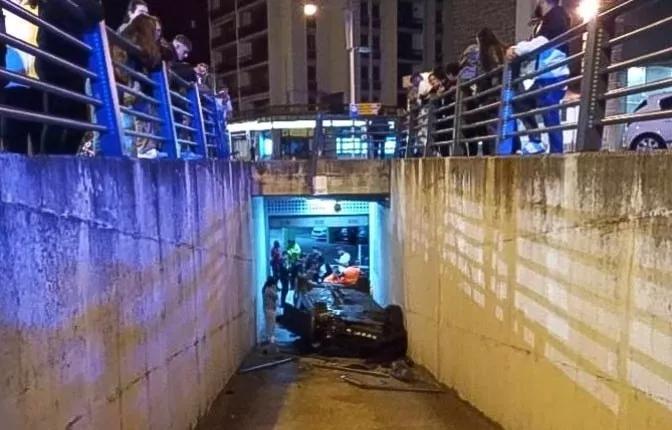 Un coche cae sobre la rampa del parquin Pirineos de Jaca tras una distracción del conductor