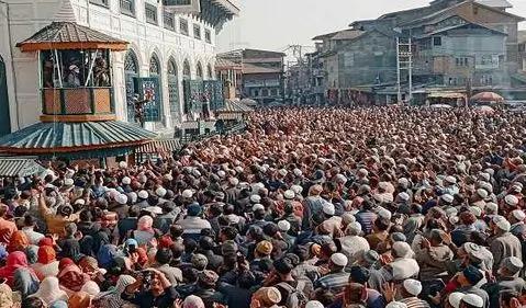 Thousands Gather at Khanyar Shrine for ‘Friday Following’ Urs of Hazrat Sheikh Abdul Qadir Jeelani (RA)
