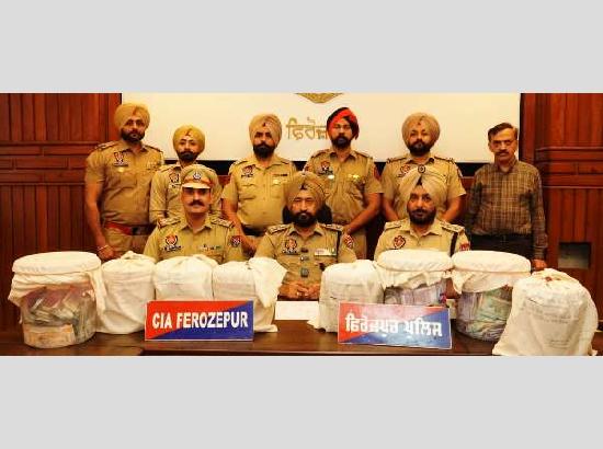 Pak-backed smuggling racket busted, 2 held with 5 kg heroin, Rs.29 lakh drug money [ FULL VIEW ]