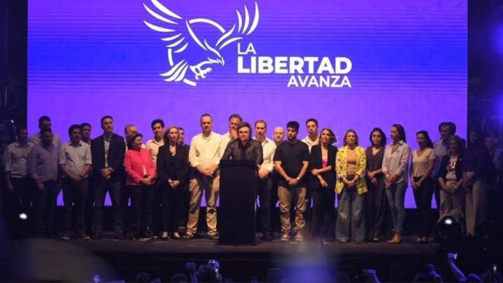 La tormenta complicó el regreso de Javier Milei a Buenos Aires tras el cierre de campaña en Rosario y debió volver por tierra