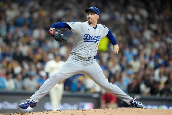Los Angeles Dodgers barely hold on in the 9th to beat the Milwaukee Brewers 2