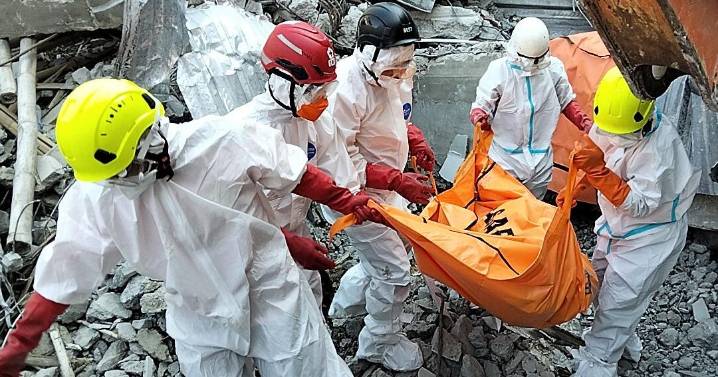 Asciende a 61 el número de muertos por derrumbe en una escuela de Indonesia