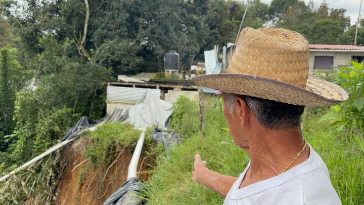 Casa de abuelito corre riesgo por gran socavón en Veracruz