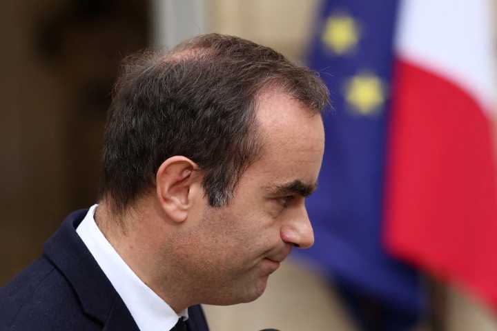 French premier resigns hours after naming government, plunging France further into political chaos