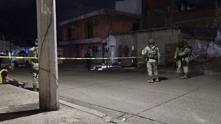 Encuentran a hombre asesinado a balazos dentro de una vivienda abandonada en el centro