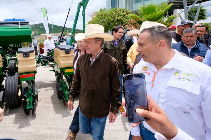 Pablo Lemus da la cara por el campo jalisciense