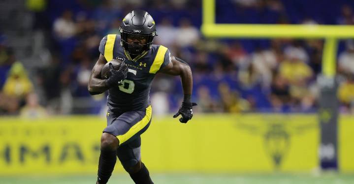 Patriots sign running back Jashaun Corbin to practice squad, release veteran lineman